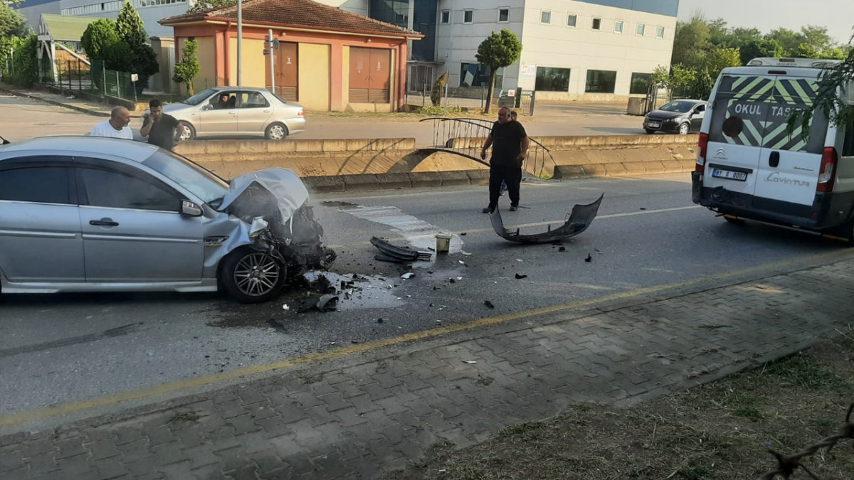 Otomobil Park Halindeki Servis Aracına Çarptı; 1 Kişi Yaralandı